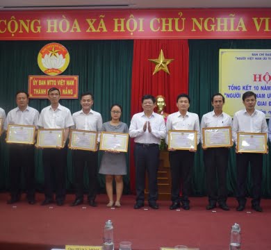 huong-que-nhan-bang-khen-cua-chu-tich-ubnd-tp-da-nang-ve-thanh-tich-xuat-sac-trong-thuc-hien-cuoc-van-dong-nguoi-viet-nam-uu-tien-dung-hang-viet-nam-giai-doan-2009-2019